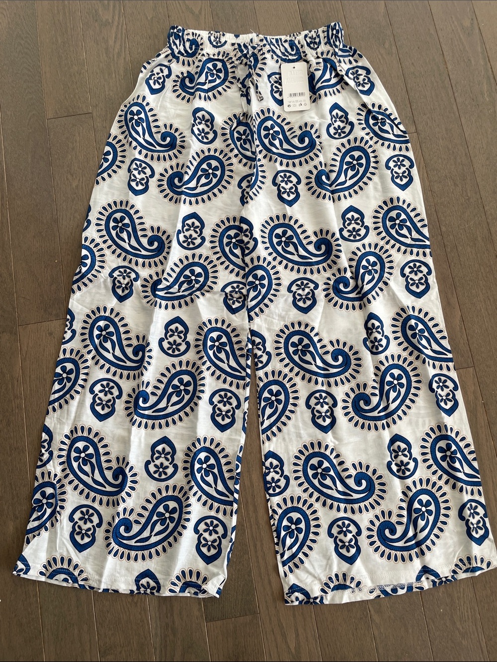 BELLA SIRENA Linen Blend Wide Leg Crop Pants with Blue Paisley Print Medium